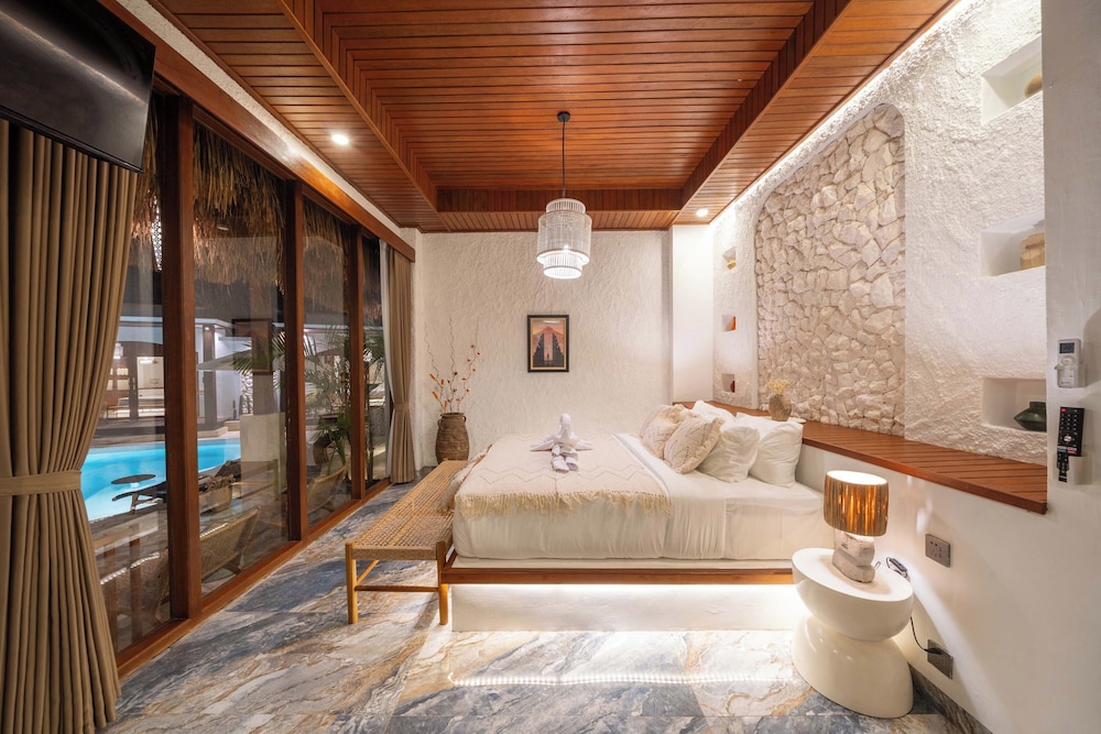 Deluxe Executive Room with Pool View photo 3