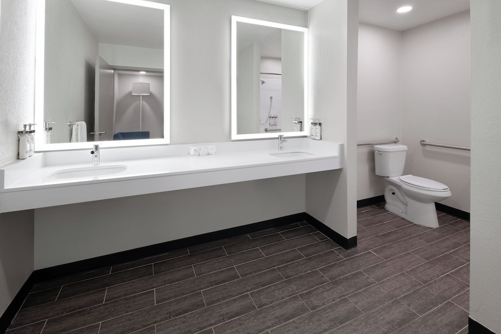 Suite, 1 Bedroom - Photo 2