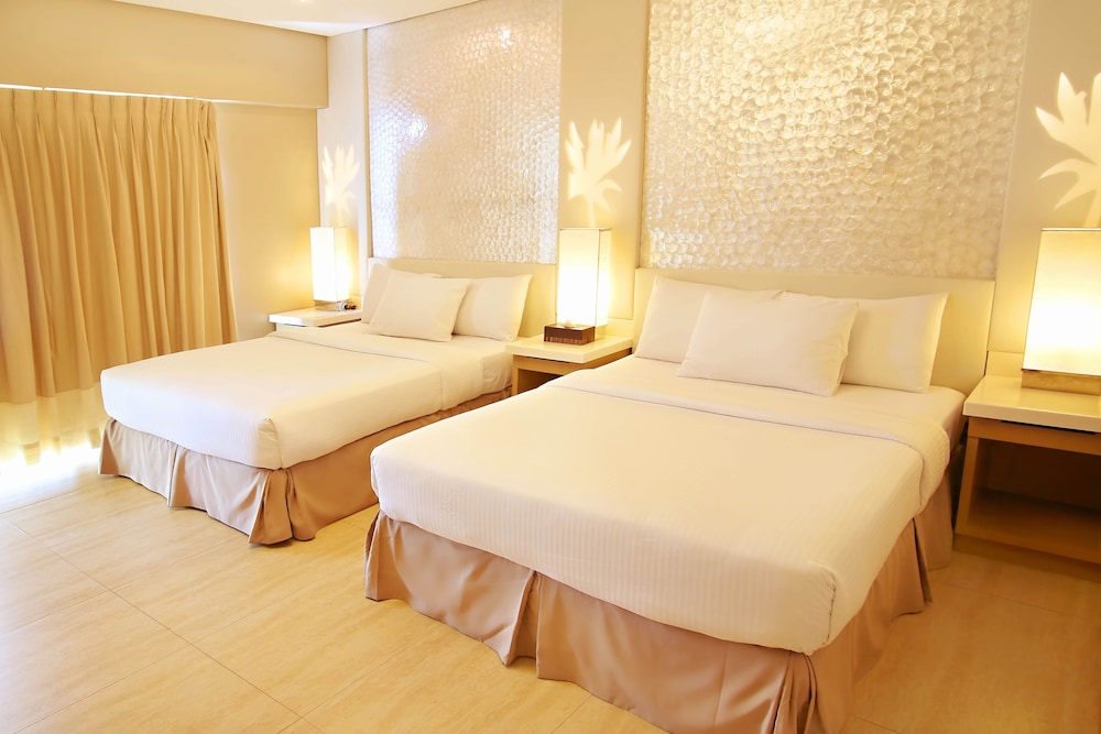 Superior Room, 2 Queen Beds, Beach View photo 2