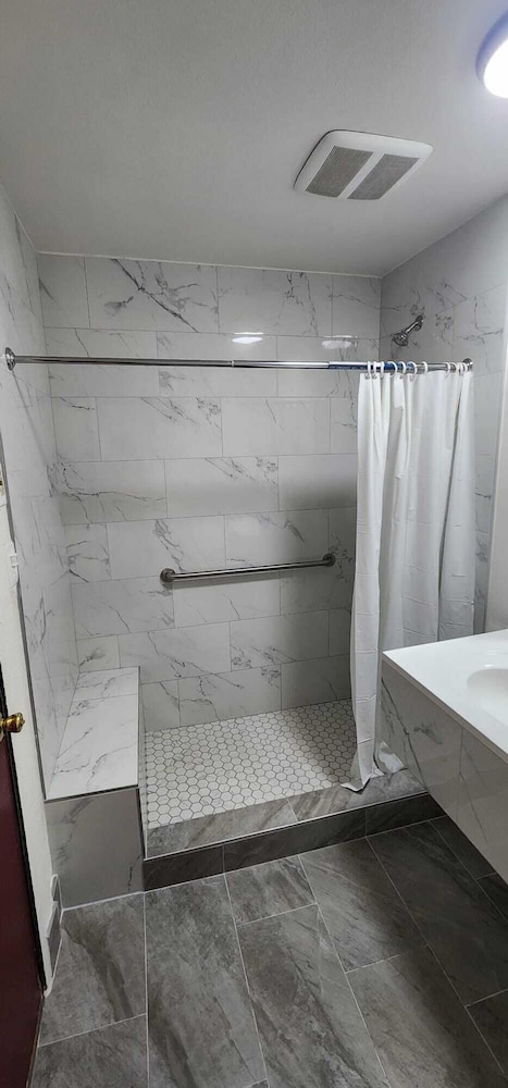 Economy Single Room, Shared Bathroom photo 2