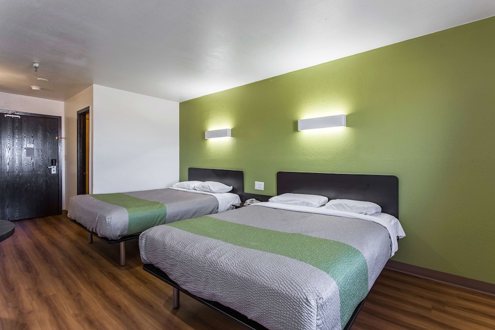 Deluxe Room, 2 Queen Beds, Non Smoking, Refrigerator & Microwave - Photo 4