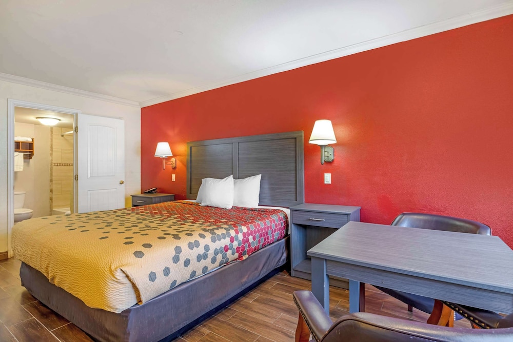 Standard Room, 1 King Bed, Smoking - Photo 1