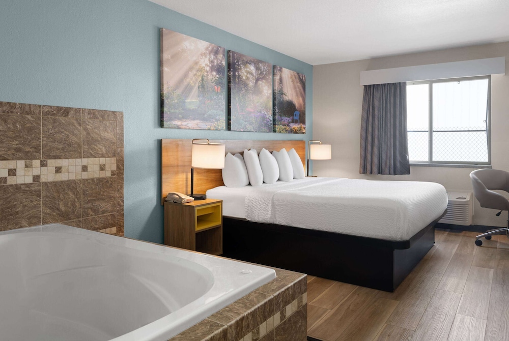 Business Room, 1 King Bed, Non Smoking - Photo 4