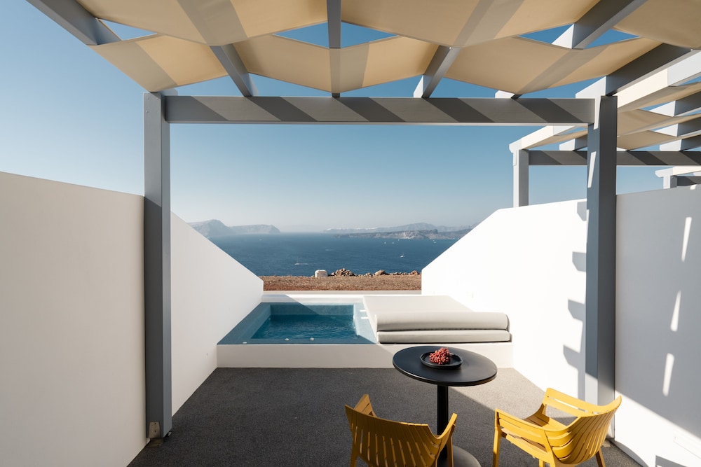 Deluxe Suite with Outdoor Mini Plunge Pool and Caldera View - Photo 2