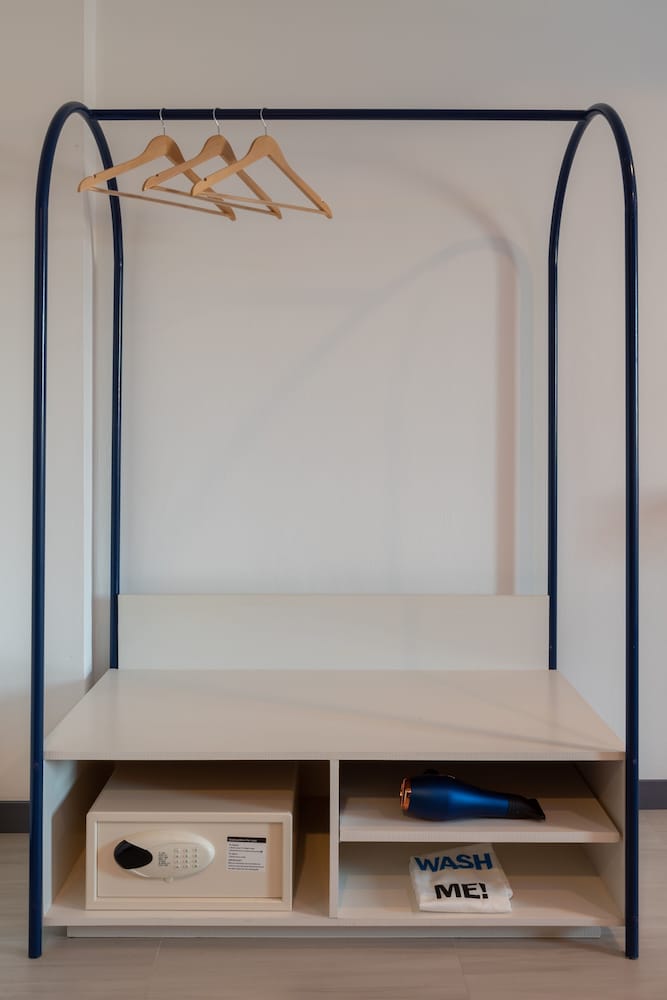 Premier Room, 1 King Bed - Photo 2
