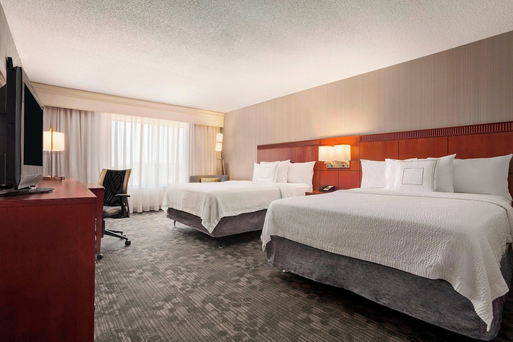 Room, 2 Queen Beds (Mobility Accessible, Tub) - Photo 1