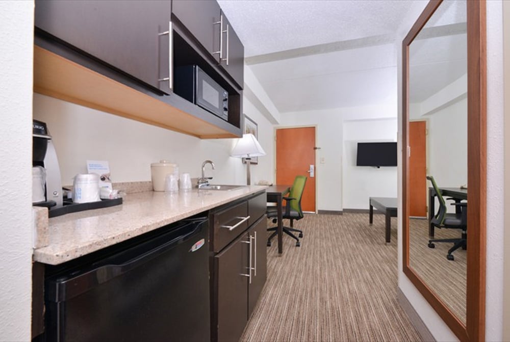 Suite, 1 Queen Bed with Sofa bed, Accessible (Mobility, Accessible Tub) - Photo 5