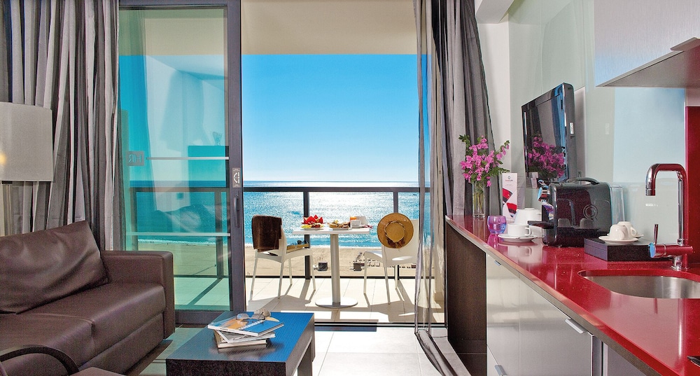 Deluxe Suite, Sea View (2 Adults + 2 Children) - Photo 2