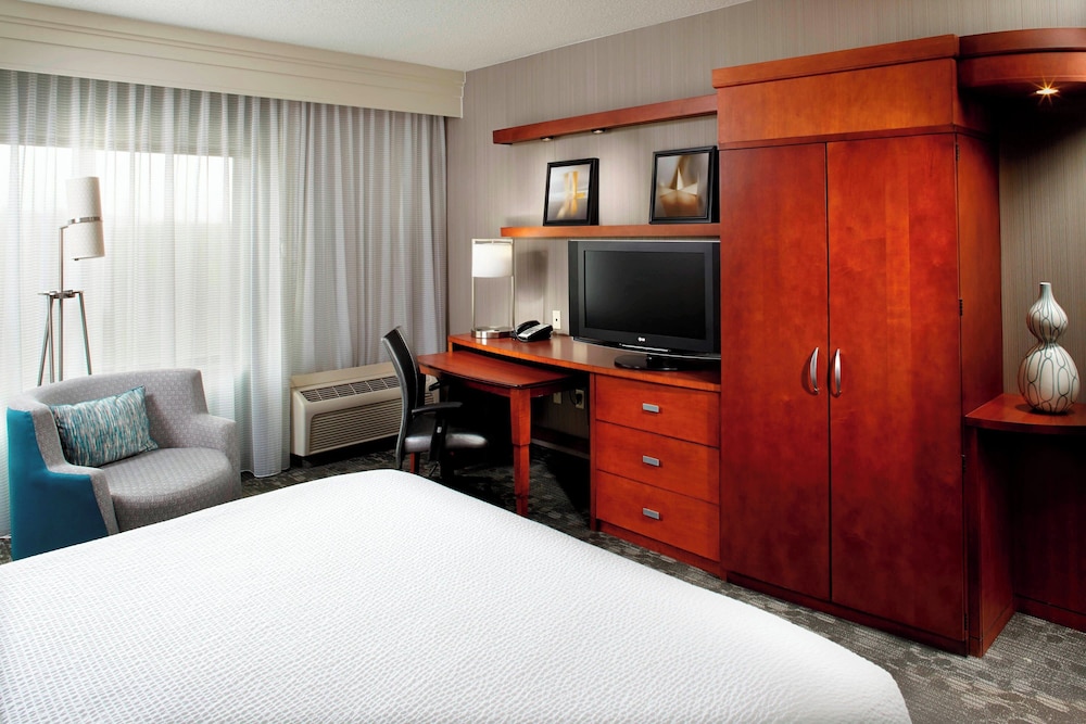 Room (Mobility/Hearing Accessible, Tub) - Photo 1