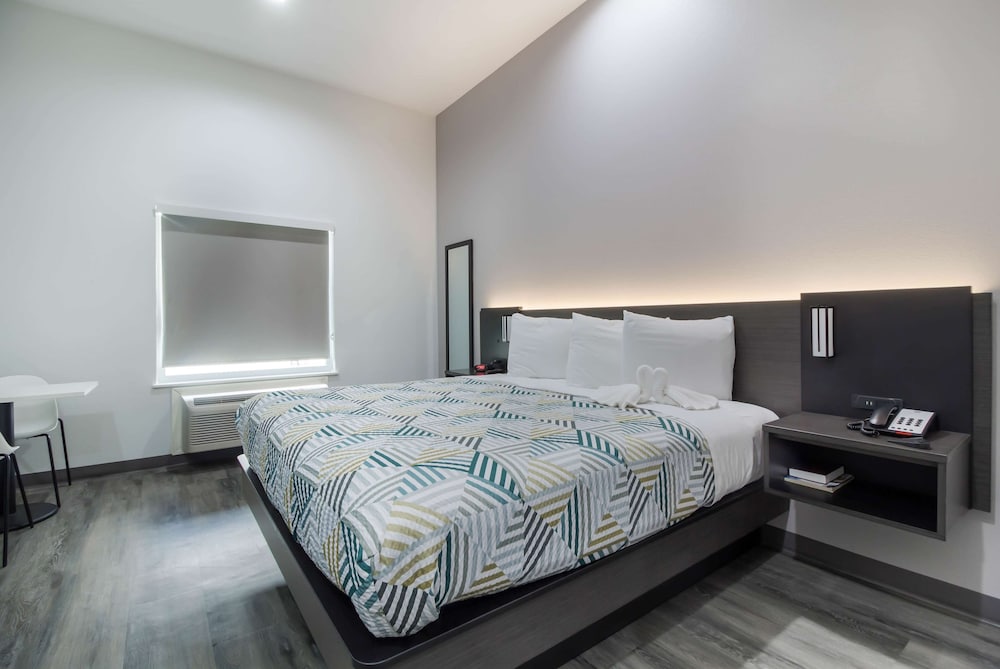 Deluxe Room, 1 King Bed, Non Smoking, Kitchenette - Photo 7