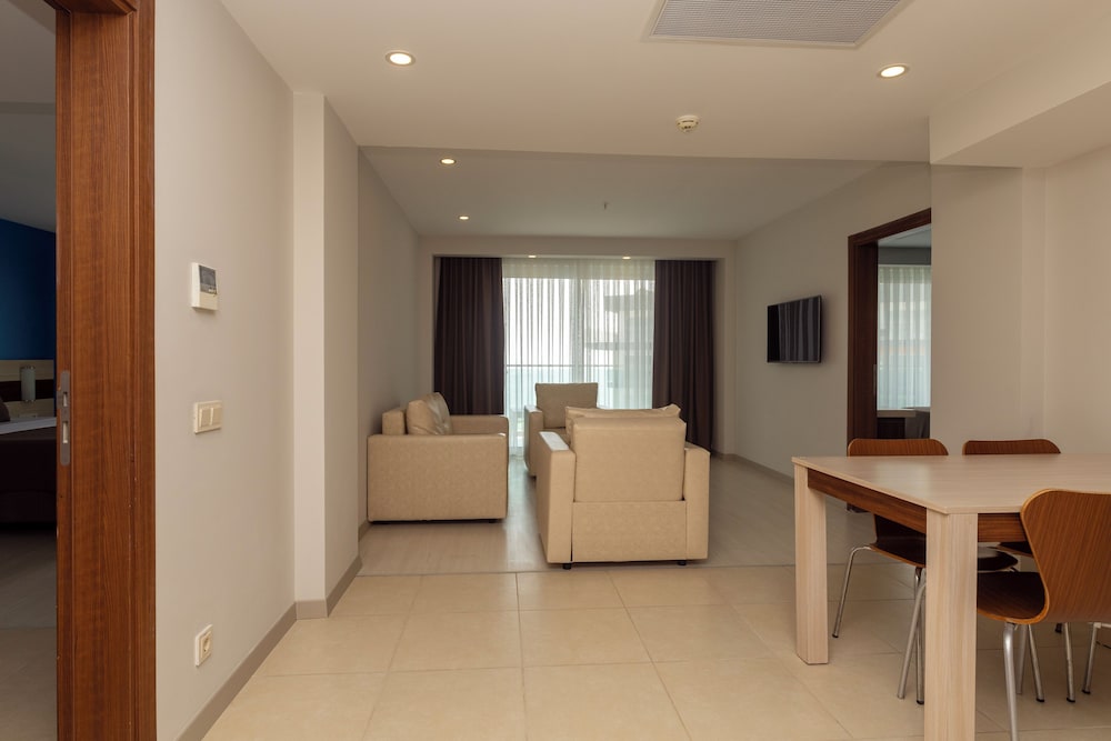 EXECUTIVE GROUND FLOOR photo 1