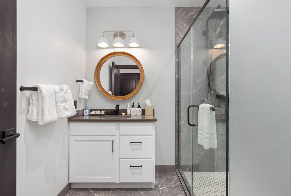 Suite, 2 Bedrooms, Mobility Accessible (Communications) - Photo 15
