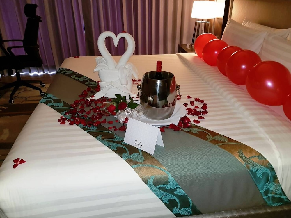 Deluxe Room, 1 King Bed, Non Smoking photo 3
