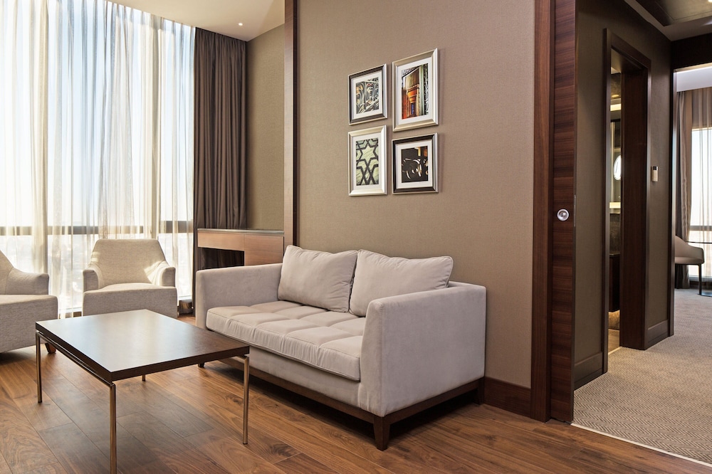 Club Suite, 1 King Bed with Sofa bed, Corner