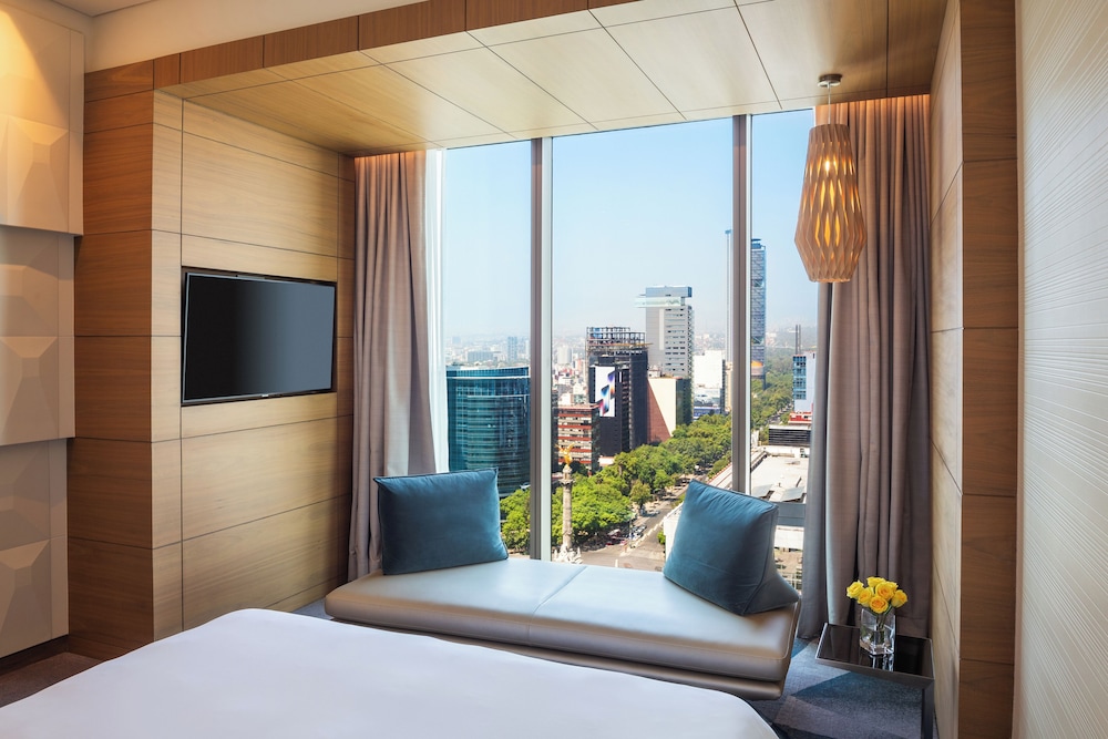 Club Room, 1 King Bed, Business Lounge Access (Prestige, Angel Of Independence View)