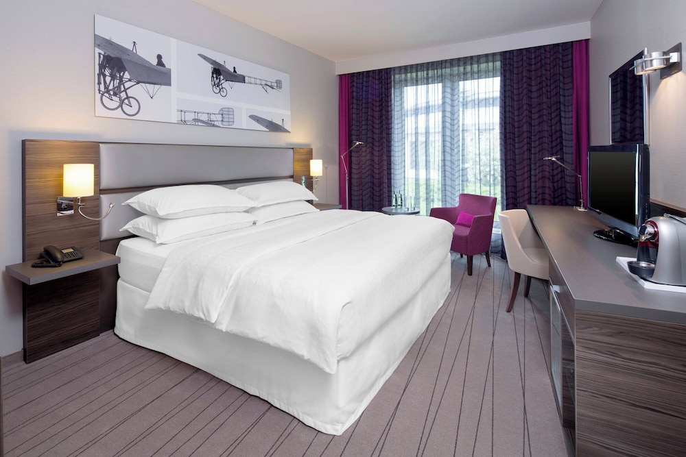 Premium Room, 1 King Bed - Photo 3