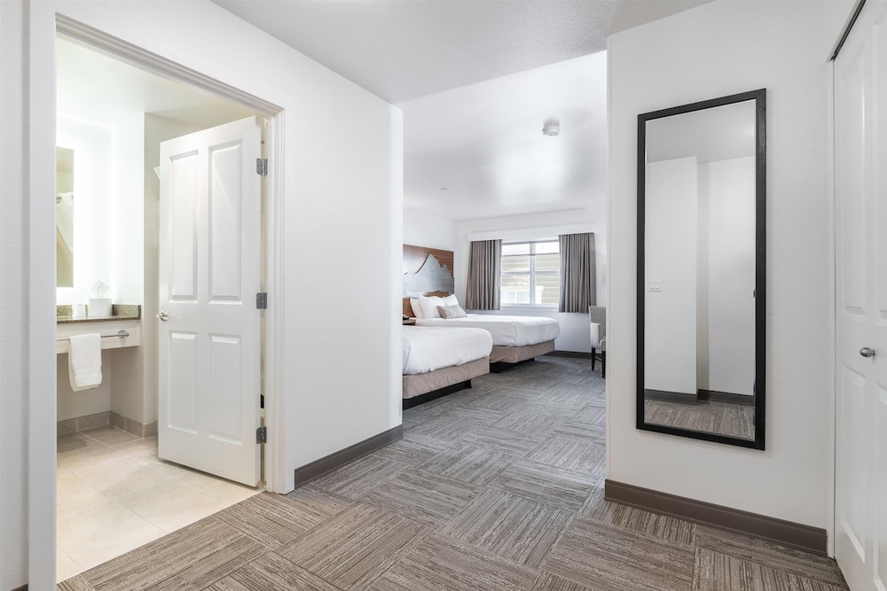 Standard Room, 2 Queen Beds, Non Smoking, Refrigerator & Microwave photo 3