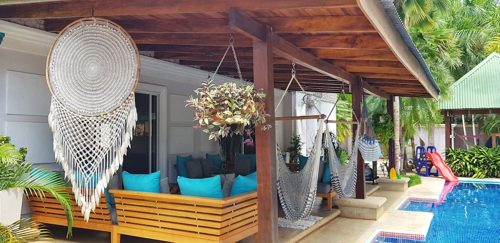 Superior Double Room, 1 King Bed, Pool View photo 3