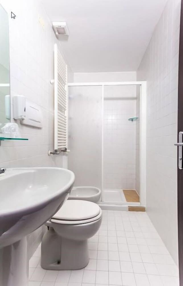 Double or Twin Room - Photo 6