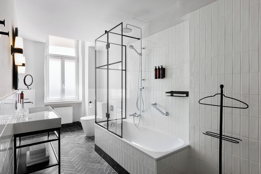 Suite, 1 King Bed (Beletage) thumbnail 5