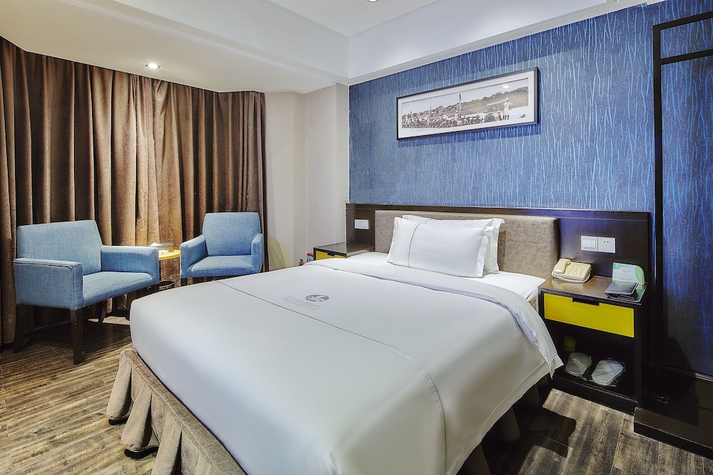 Standard Room, 1 Queen Bed photo 3