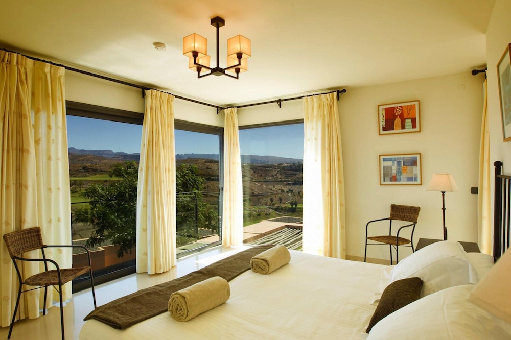 Villa photo 2