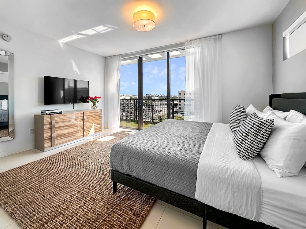 Penthouse - Two Bedroom Apartment w/Kitchen and Balcony photo 3