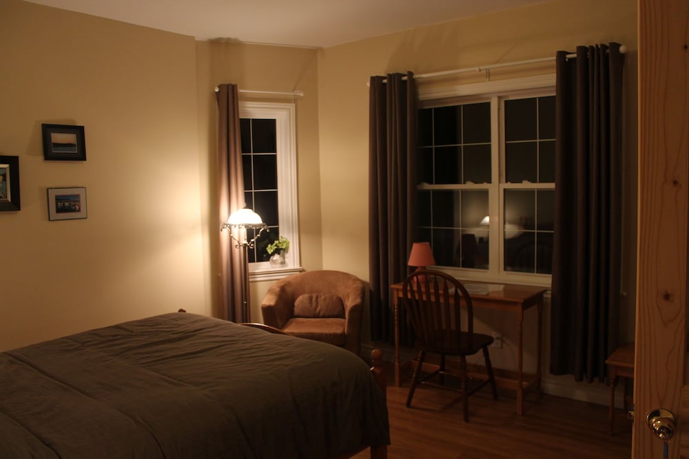 Premium Room, 1 Queen Bed, Refrigerator & Microwave, Partial Sea View photo 2