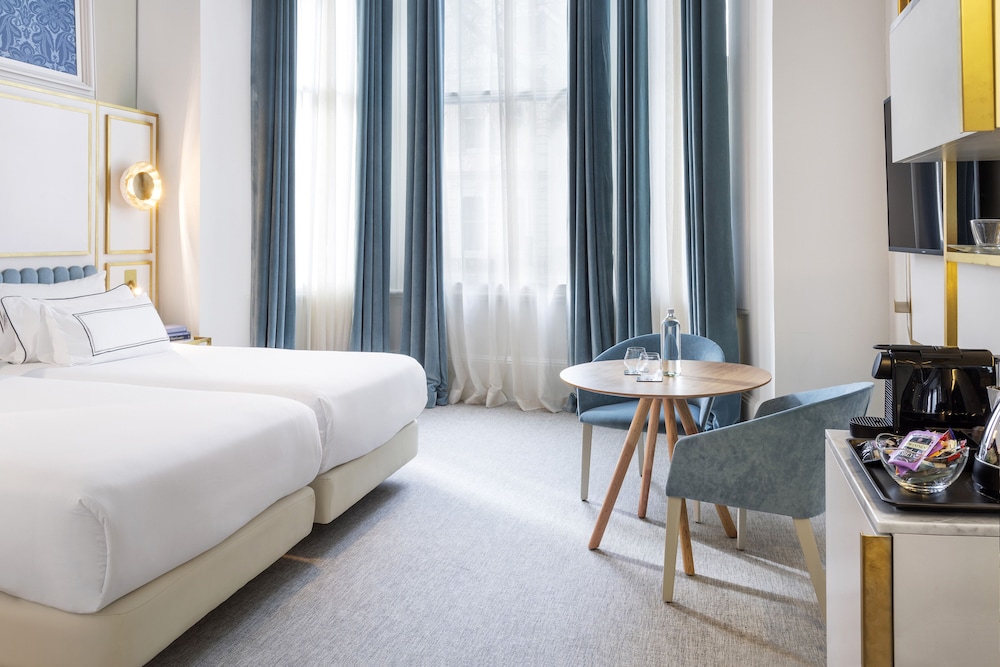 Premium King Room photo 2