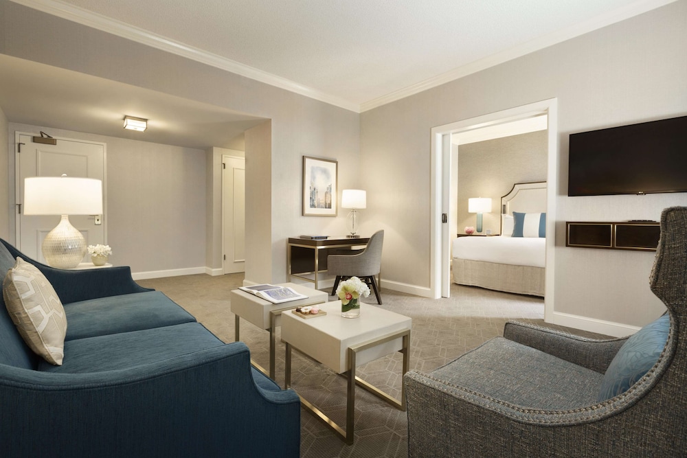 Suite, 1 King Bed with Sofa bed, City View (1 Bedroom) - Photo 1