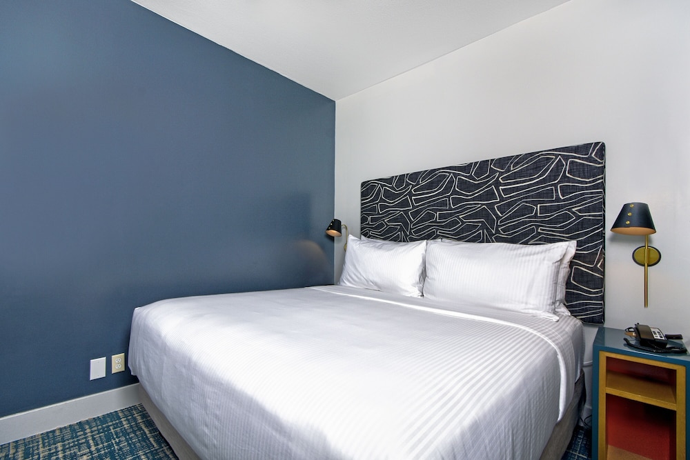 Deluxe Room, 1 Queen Bed, Non Smoking, Courtyard View - Photo 1