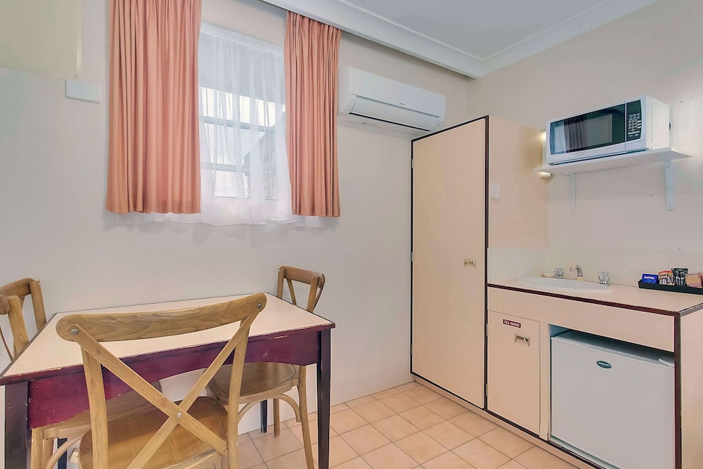 Room, 3 Twin Beds - Photo 4