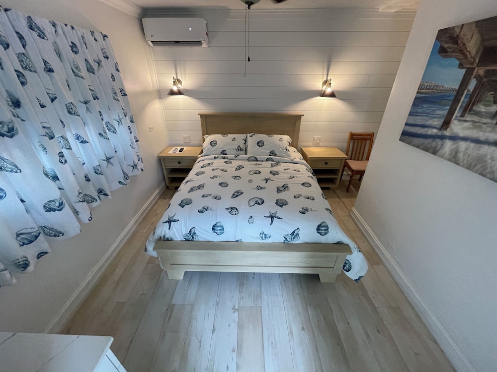 Basic Room, 1 Queen Bed photo 1