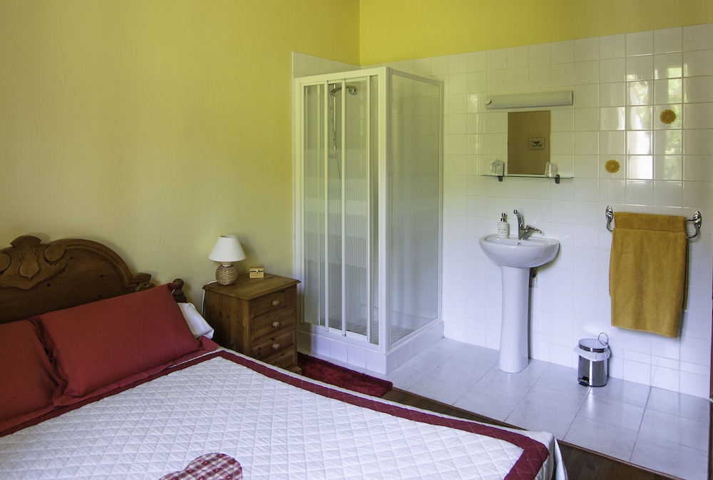 Room (Yellow) Shared Bathroom photo 1