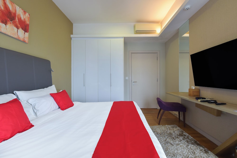 One Bedroom Suite - Twin Tower with Pool View thumbnail 6
