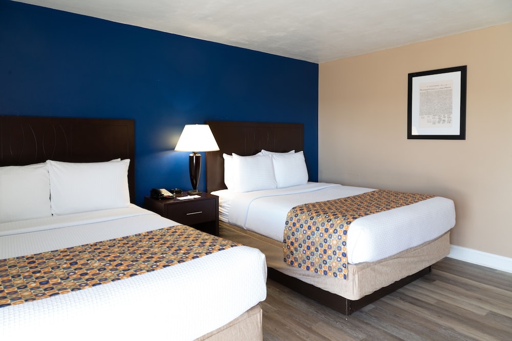Queen Room with 2 Queen Beds - Non Smoking photo 3