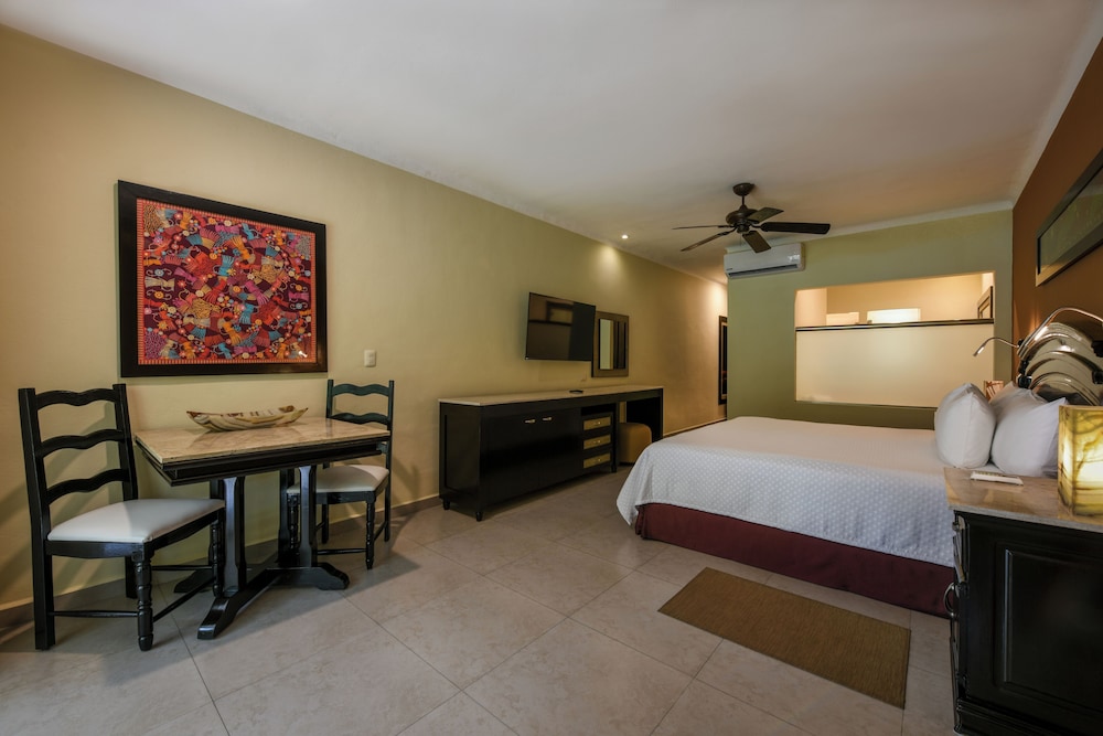BEACH FRONT SWIM UP JUNIOR SUITE - Photo 1