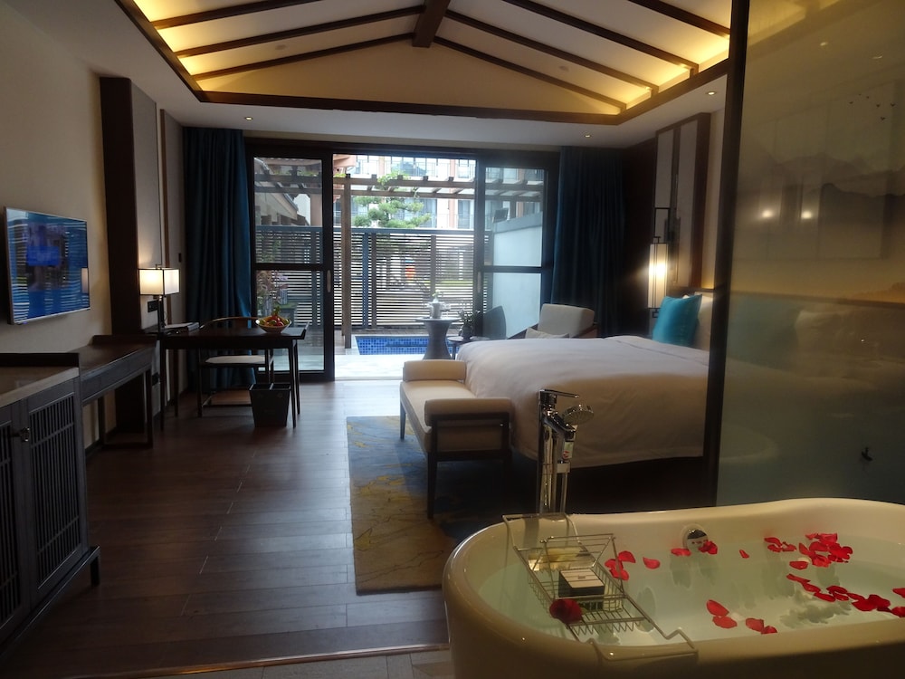 Premier Room, 1 King Bed, Non Smoking (yard) photo 1