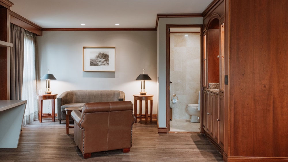 Executive Suite - Photo 16