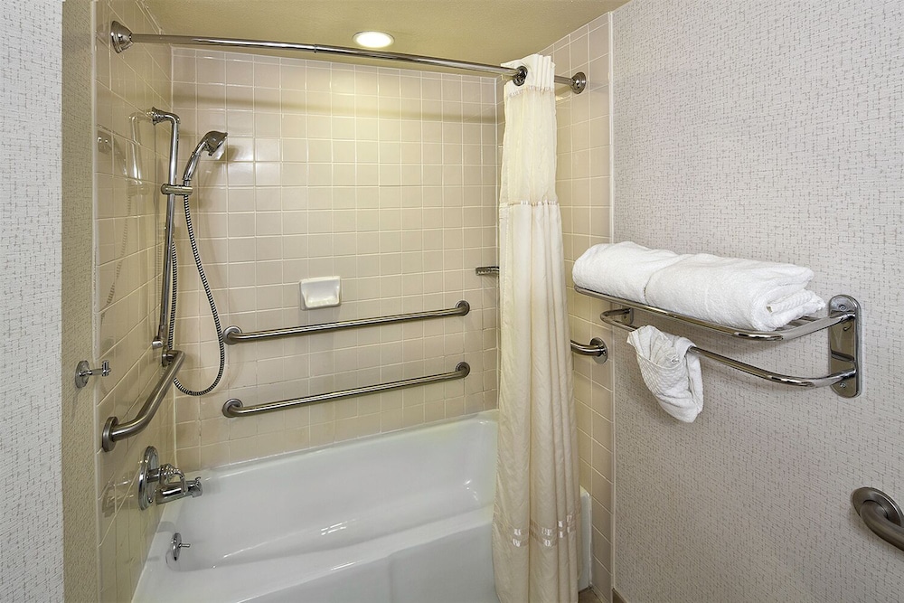 Room, 2 Queen Beds, Accessible, Non Smoking - Photo 5