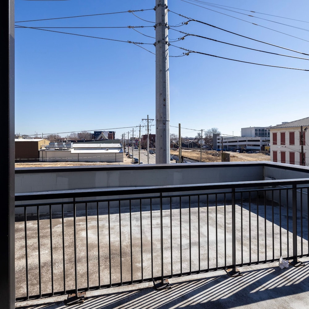 Modern Nulu 2BR Cozysuites 04, Billede 5