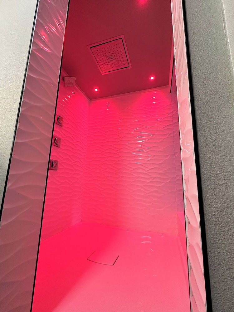 Deluxe King Bed Smoking With Mirror Ceiling photo 2