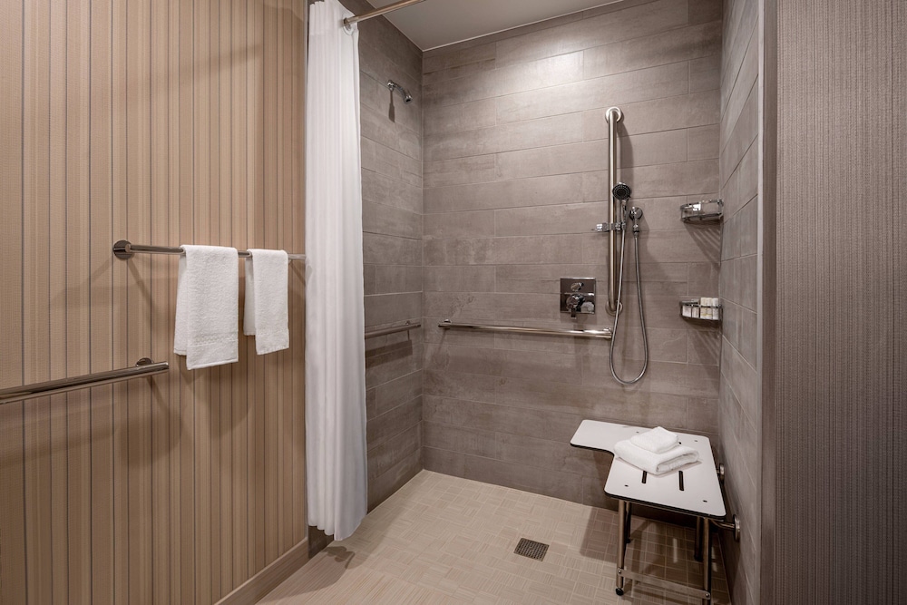 Room, 2 Queen Beds (Mobility Accessible, Roll-in Shower) - Photo 4