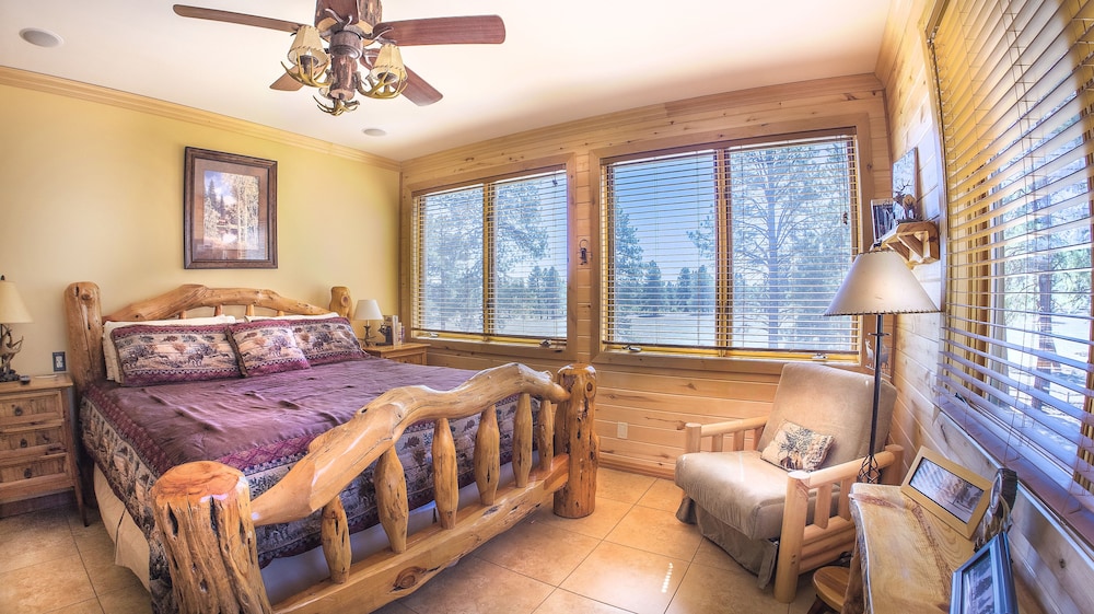 Premium House, 1 King Bed, Shared Bathroom, Mountain View photo 2
