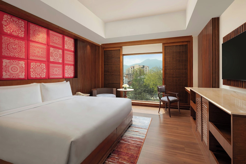 Club Room, 2 Twin Beds, City View