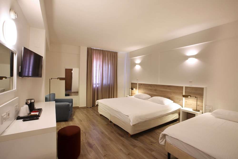 Standard Room, 3 Twin Beds - Photo 3