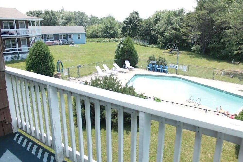2 Bedroom Non Air Conditioned Apartment with Kitchen photo 2