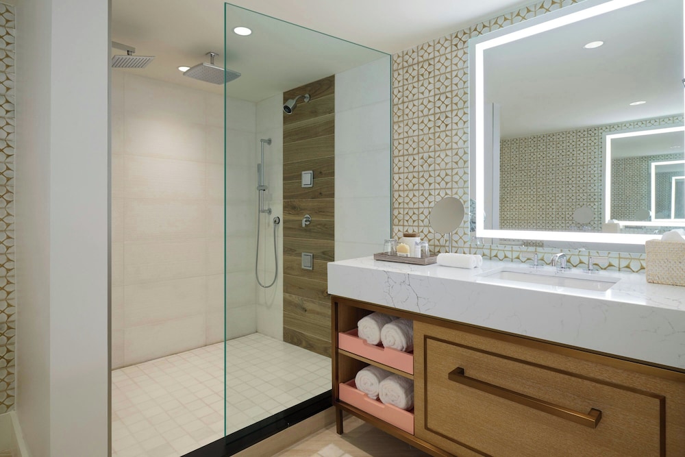 Suite, 1 Bedroom, Ocean View (Mobility Accessible, Roll-in Shower) thumbnail 6