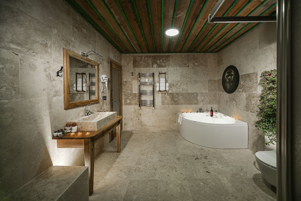 Deluxe Studio Suite, 1 King Bed, Jetted Tub, Garden Area - Photo 8