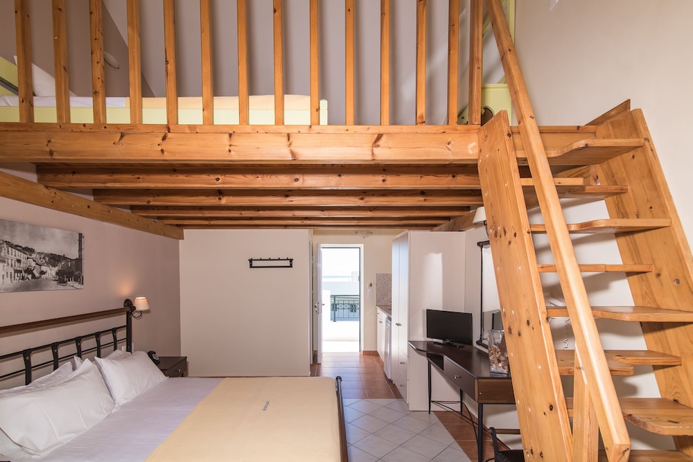 Family Loft, Pool View - Photo 3